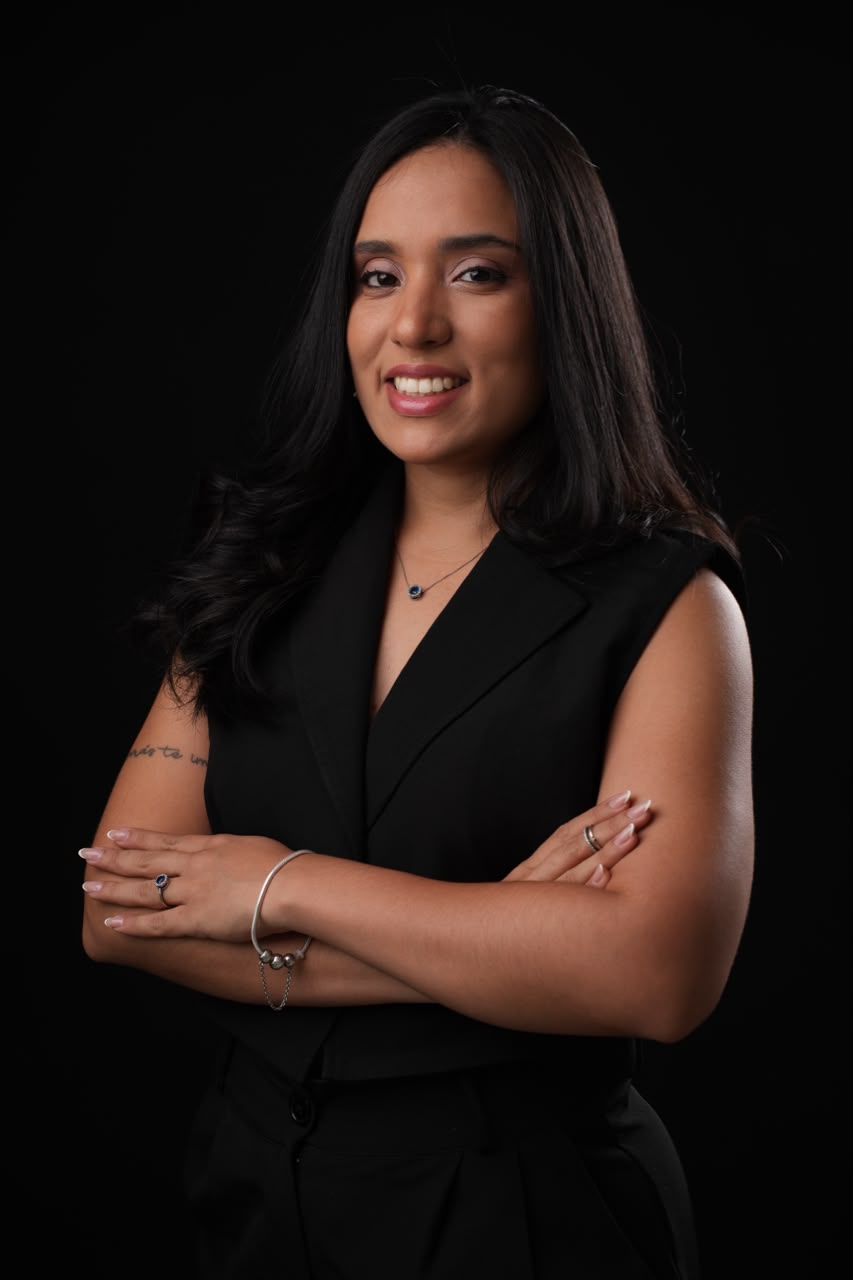 Karen Vasco, psicóloga, sorrindo em foto profissional